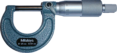 Mikrometerskrue, der kan måle tykkelser med en nøjagtighed på 0,01 mm